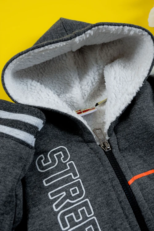 بلوفر أطفال شتوي مبطن لون رصاصي مقلم باللون الأبيض مزين بكتابات قبعة متصلة بسحاب من الأمام و بأكمام طويلة