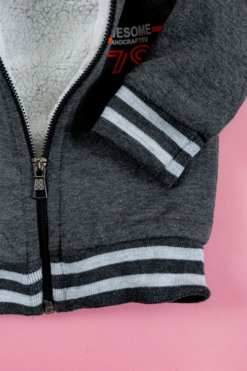 بلوفر أطفال شتوي مبطن لون رصاصي مقلم باللون الأبيض مزين بكتابات قبعة متصلة بسحاب من الأمام و بأكمام طويلة