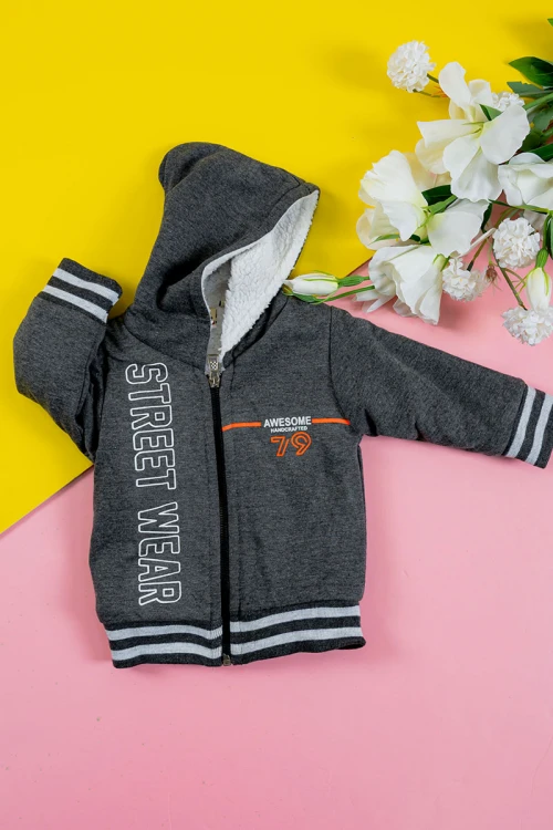 بلوفر أطفال شتوي مبطن لون رصاصي مقلم باللون الأبيض مزين بكتابات قبعة متصلة بسحاب من الأمام و بأكمام طويلة