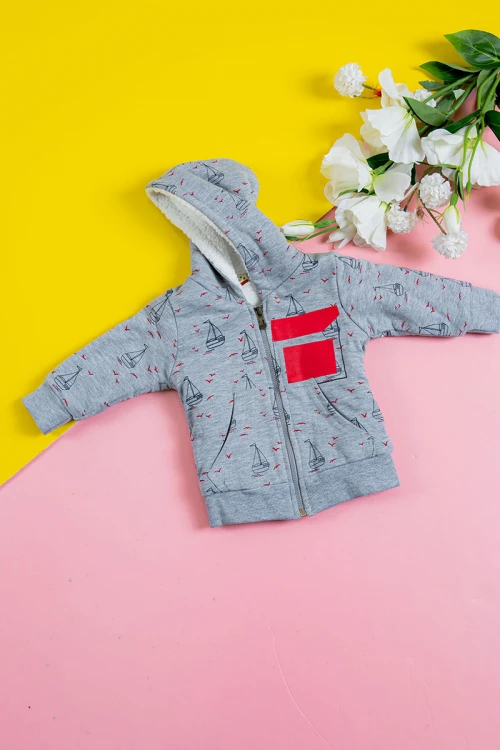 بلوفر أطفال شتوي مبطن لون رمادي مزين برسومات قبعة متصلة بسحاب و جيوب من الأمام و بأكمام طويلة