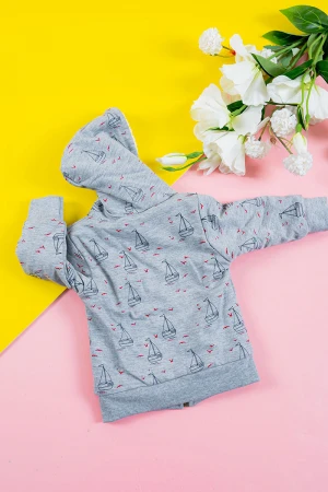 بلوفر أطفال شتوي مبطن لون رمادي مزين برسومات قبعة متصلة بسحاب و جيوب من الأمام و بأكمام طويلة