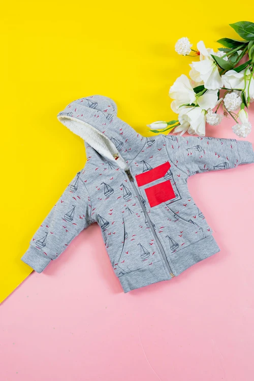 بلوفر أطفال شتوي مبطن لون رمادي مزين برسومات قبعة متصلة بسحاب و جيوب من الأمام و بأكمام طويلة