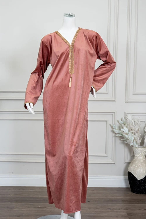 جلابية نسائية طويلة مخمل لون لحمي مزينة بكلفة باللون الذهبي من الأمام و الأكمام