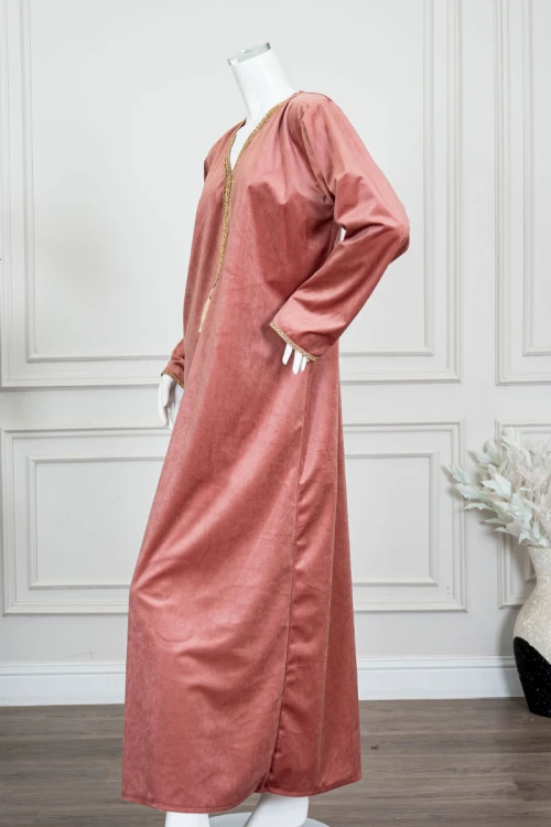 جلابية نسائية طويلة مخمل لون لحمي مزينة بكلفة باللون الذهبي من الأمام و الأكمام