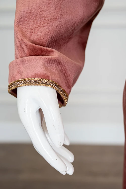 جلابية نسائية طويلة مخمل لون لحمي مزينة بكلفة باللون الذهبي من الأمام و الأكمام