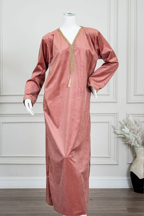 جلابية نسائية طويلة مخمل لون لحمي مزينة بكلفة باللون الذهبي من الأمام و الأكمام