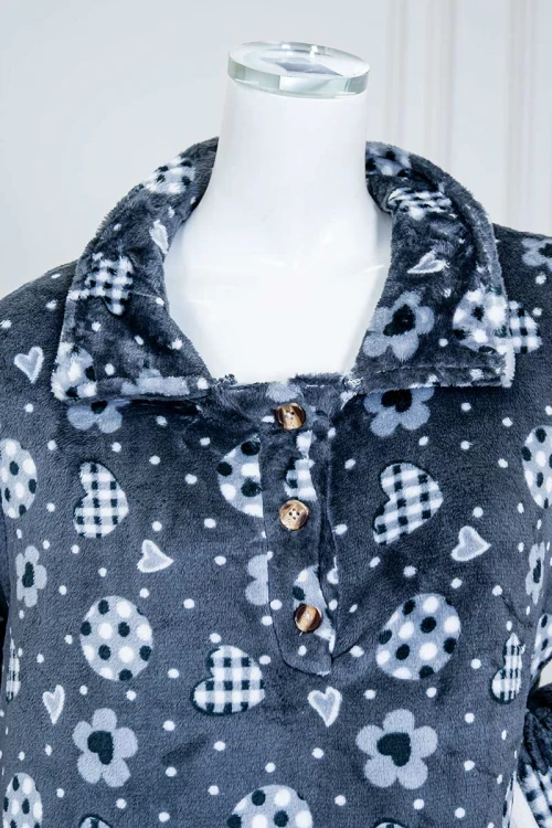 قميص نسائي طويل شتوي متعدد الألوان مزين بحروف و أشكال ياقة بقبعة متصلة و أزرار من الأمام و بأكمام طويلة