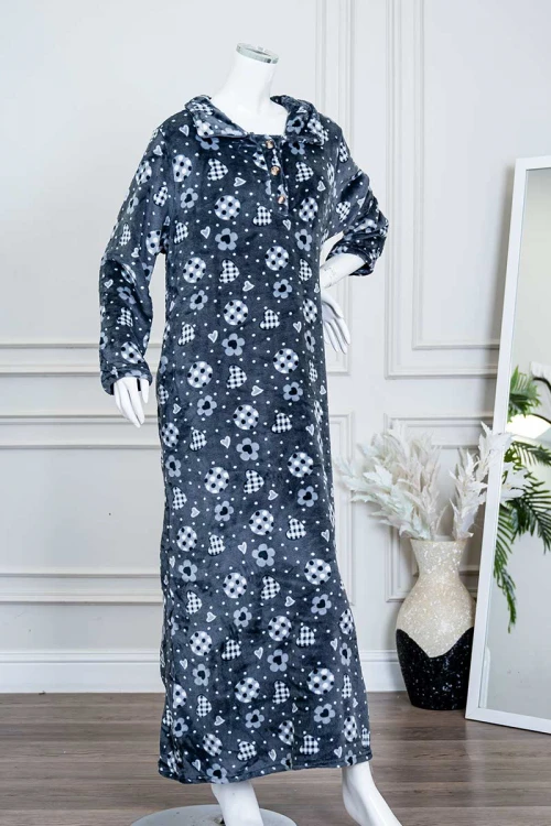 قميص نسائي طويل شتوي متعدد الألوان مزين بحروف و أشكال ياقة بقبعة متصلة و أزرار من الأمام و بأكمام طويلة