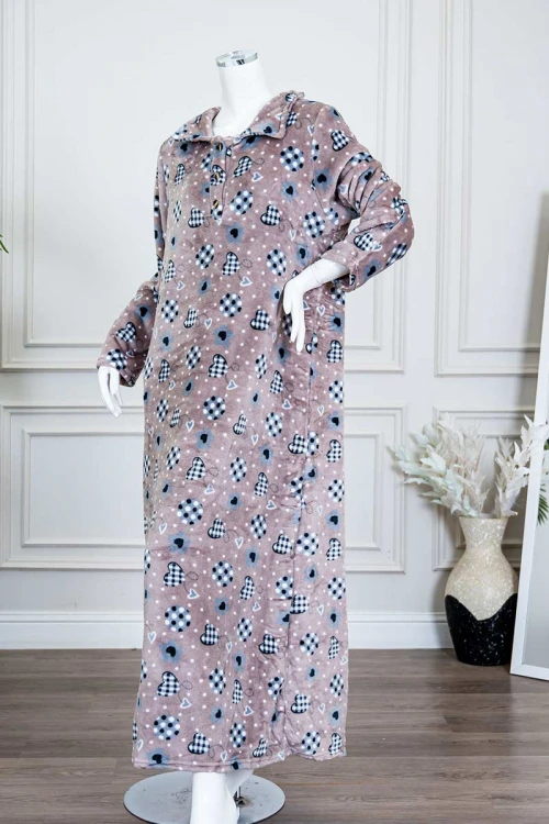 قميص نسائي طويل شتوي متعدد الألوان مزين بحروف و أشكال ياقة بقبعة متصلة و أزرار من الأمام و بأكمام طويلة