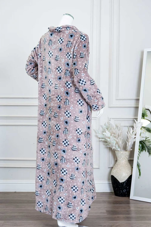 قميص نسائي طويل شتوي متعدد الألوان مزين بحروف و أشكال ياقة بقبعة متصلة و أزرار من الأمام و بأكمام طويلة