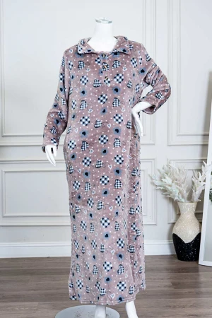 قميص نسائي طويل شتوي متعدد الألوان مزين بحروف و أشكال ياقة بقبعة متصلة و أزرار من الأمام و بأكمام طويلة