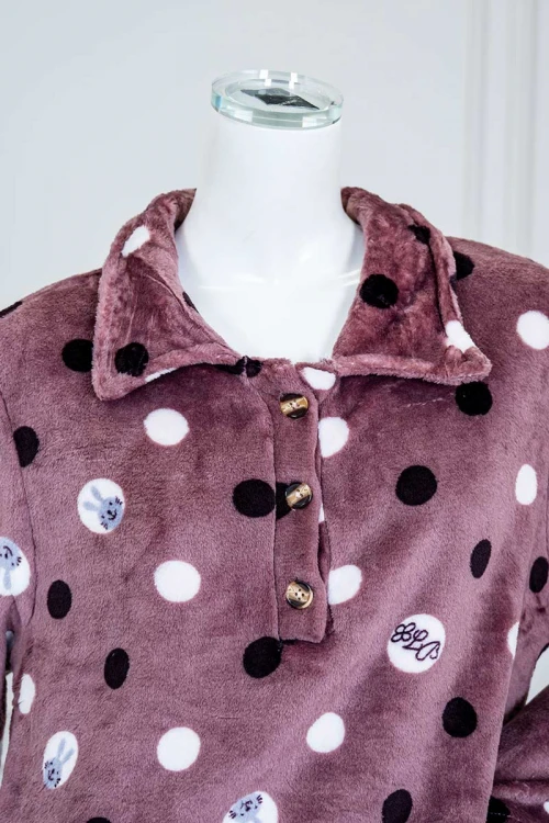 قميص نسائي طويل شتوي متعدد الاوان منقط و مزين برسومات ياقة مطوية بأزرار من الأمام و بأكمام طويلة