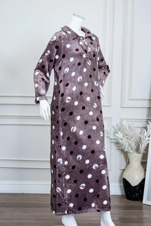 قميص نسائي طويل شتوي متعدد الاوان منقط و مزين برسومات ياقة مطوية بأزرار من الأمام و بأكمام طويلة