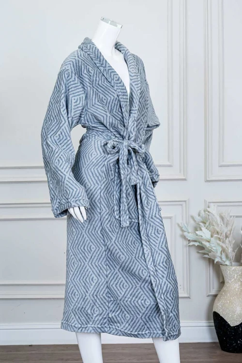 روب نسائي قصير لون رمادي مخطط باللون الرصاصي ياقة مطوية بجيوب من الأمام و رباط في الخصر و بأكمام طويلة