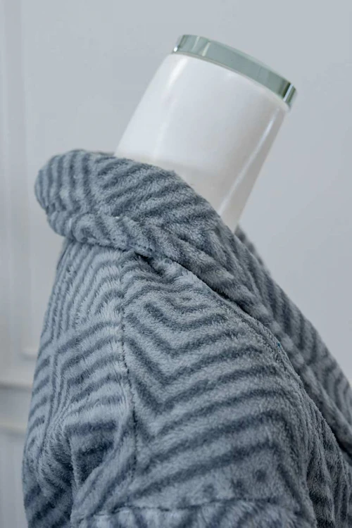 روب نسائي قصير لون رمادي مخطط باللون الرصاصي ياقة مطوية بجيوب من الأمام و رباط في الخصر و بأكمام طويلة