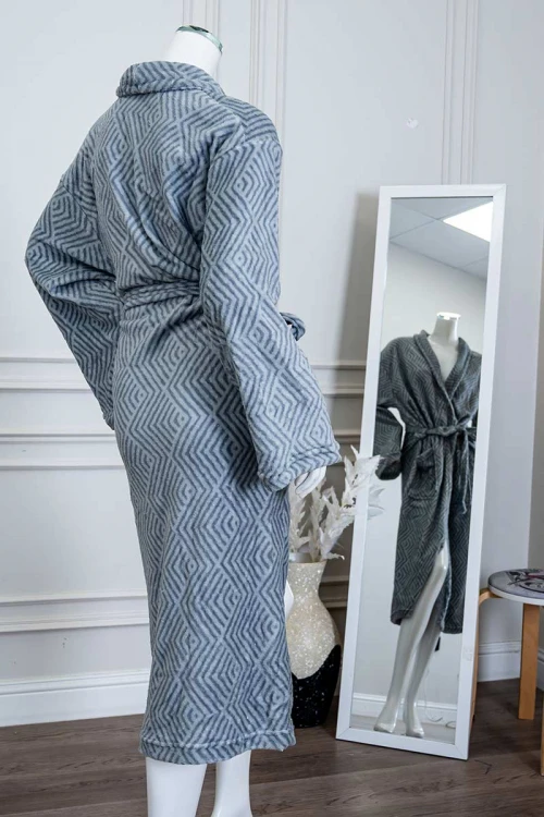 روب نسائي قصير لون رمادي مخطط باللون الرصاصي ياقة مطوية بجيوب من الأمام و رباط في الخصر و بأكمام طويلة