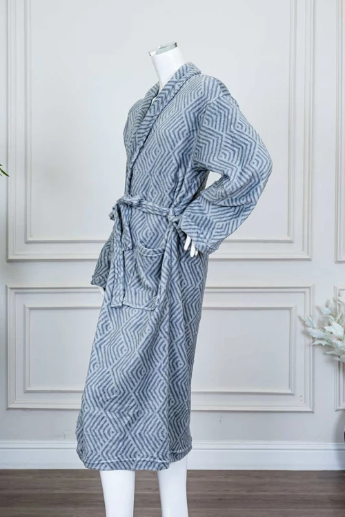 روب نسائي قصير لون رمادي مخطط باللون الرصاصي ياقة مطوية بجيوب من الأمام و رباط في الخصر و بأكمام طويلة