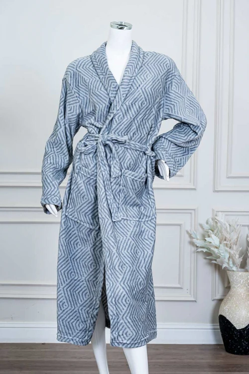 روب نسائي قصير لون رمادي مخطط باللون الرصاصي ياقة مطوية بجيوب من الأمام و رباط في الخصر و بأكمام طويلة