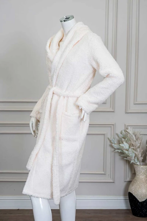 روب نسائي قصير لون اوف وايت بقبعة متصلة و جيوب من الأمام و رباط في الخصر و بأكمام طويلة