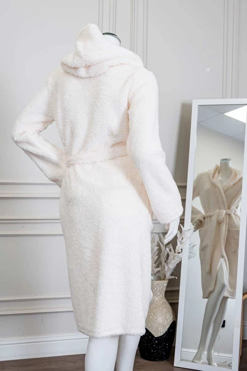 روب نسائي قصير لون اوف وايت بقبعة متصلة و جيوب من الأمام و رباط في الخصر و بأكمام طويلة