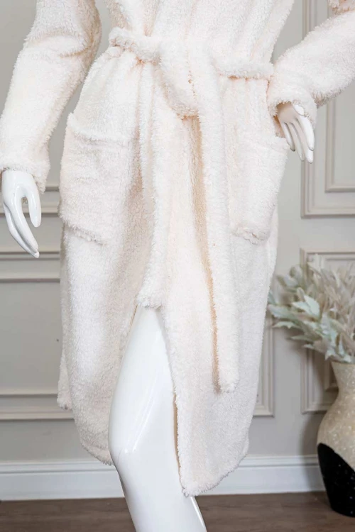 روب نسائي قصير لون اوف وايت بقبعة متصلة و جيوب من الأمام و رباط في الخصر و بأكمام طويلة