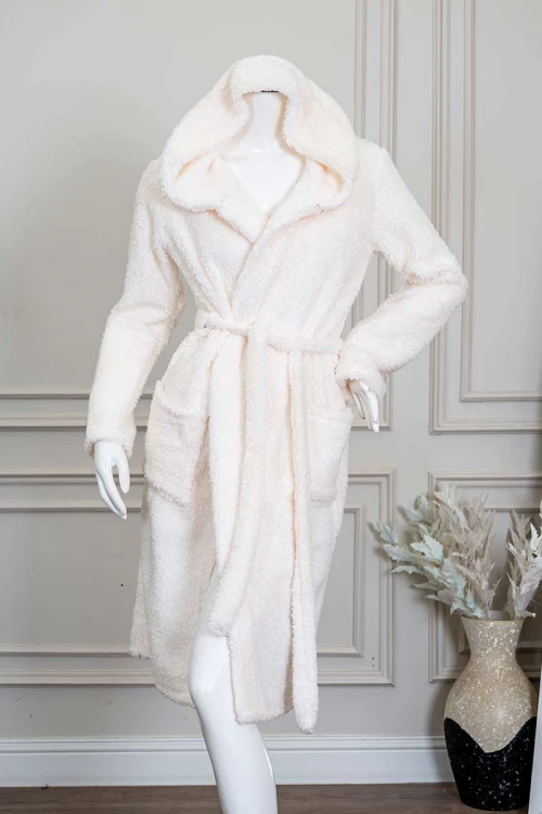 روب نسائي قصير لون اوف وايت بقبعة متصلة و جيوب من الأمام و رباط في الخصر و بأكمام طويلة