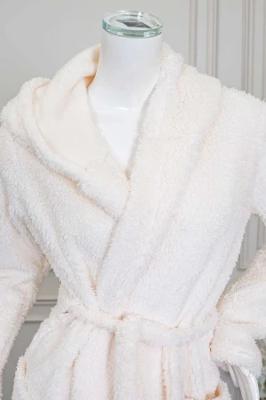 روب نسائي قصير لون اوف وايت بقبعة متصلة و جيوب من الأمام و رباط في الخصر و بأكمام طويلة