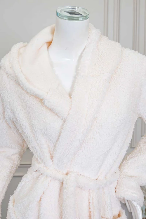 روب نسائي قصير لون اوف وايت بقبعة متصلة و جيوب من الأمام و رباط في الخصر و بأكمام طويلة