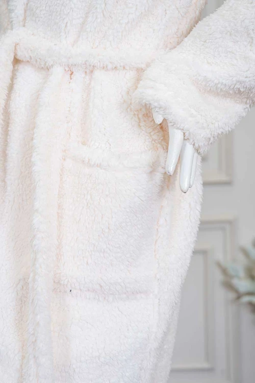 روب نسائي قصير لون اوف وايت بقبعة متصلة و جيوب من الأمام و رباط في الخصر و بأكمام طويلة