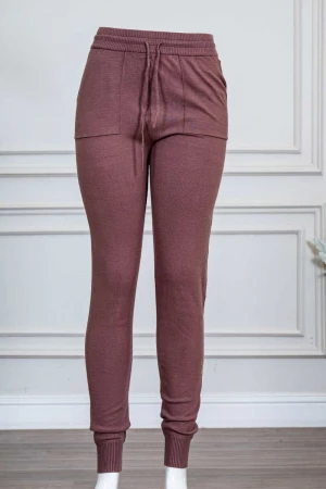 بنطلون نسائي صوف لون بني بجيوب من الجانبين و رباط في الخصر و زم في الأسفل 