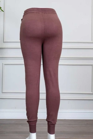 بنطلون نسائي صوف لون بني بجيوب من الجانبين و رباط في الخصر و زم في الأسفل 