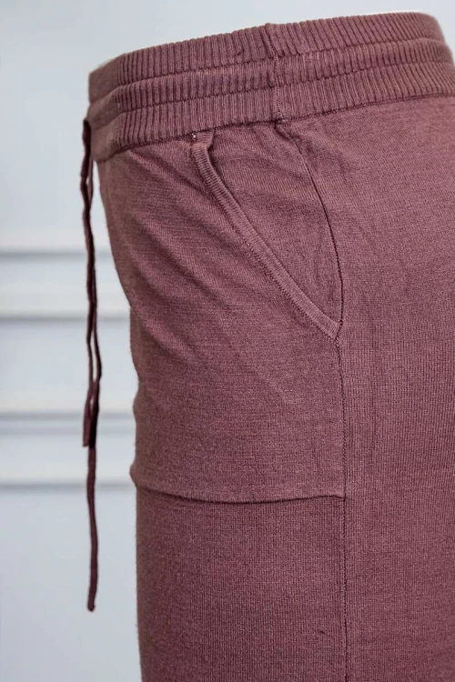 بنطلون نسائي صوف لون بني بجيوب من الجانبين و رباط في الخصر و زم في الأسفل