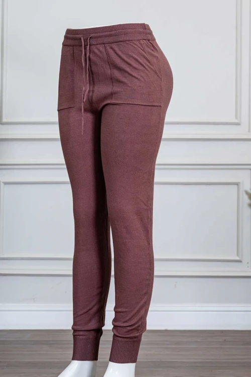 بنطلون نسائي صوف لون بني بجيوب من الجانبين و رباط في الخصر و زم في الأسفل