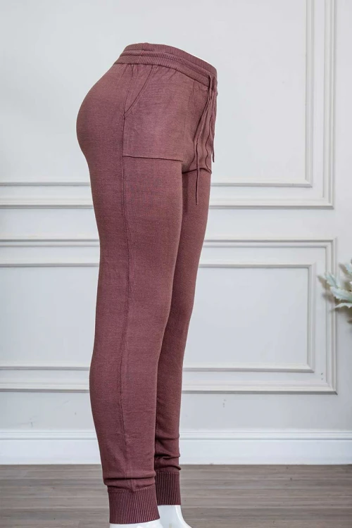 بنطلون نسائي صوف لون بني بجيوب من الجانبين و رباط في الخصر و زم في الأسفل