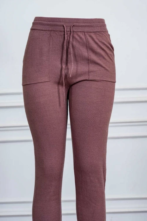 بنطلون نسائي صوف لون بني بجيوب من الجانبين و رباط في الخصر و زم في الأسفل