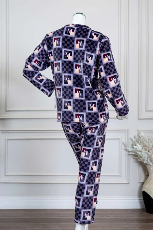 بيجاما-نسائية-شتوية-قطعتين-لون-موف-مزينة-بحروف-و-ألوان-متداخلة-