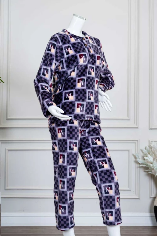 بيجاما-نسائية-شتوية-قطعتين-لون-موف-مزينة-بحروف-و-ألوان-متداخلة-