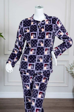 بيجاما نسائية شتوية قطعتين لون موف مزينة بحروف و ألوان متداخلة بتدرجات متعددة ياقة دائرية و أزرار و بأكمام طويلة مع بنطلون طويل