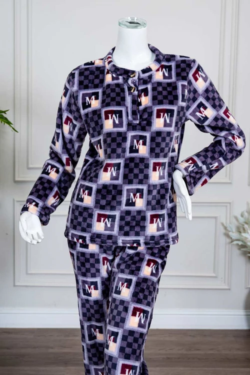 بيجاما-نسائية-شتوية-قطعتين-لون-موف-مزينة-بحروف-و-ألوان-متداخلة-