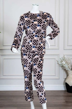 بيجاما نسائية شتوية قطعتين لون بني مزينة بحروف و ألوان متداخلة بتدرجات متعددة ياقة دائرية و أزرار و بأكمام طويلة مع بنطلون طويل