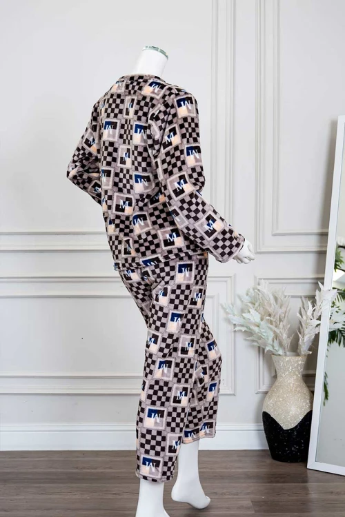 بيجاما-نسائية-شتوية-قطعتين-لون-بني-مزينة-بحروف-و-ألوان-متداخلة