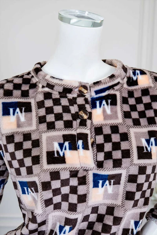 بيجاما-نسائية-شتوية-قطعتين-لون-بني-مزينة-بحروف-و-ألوان-متداخلة