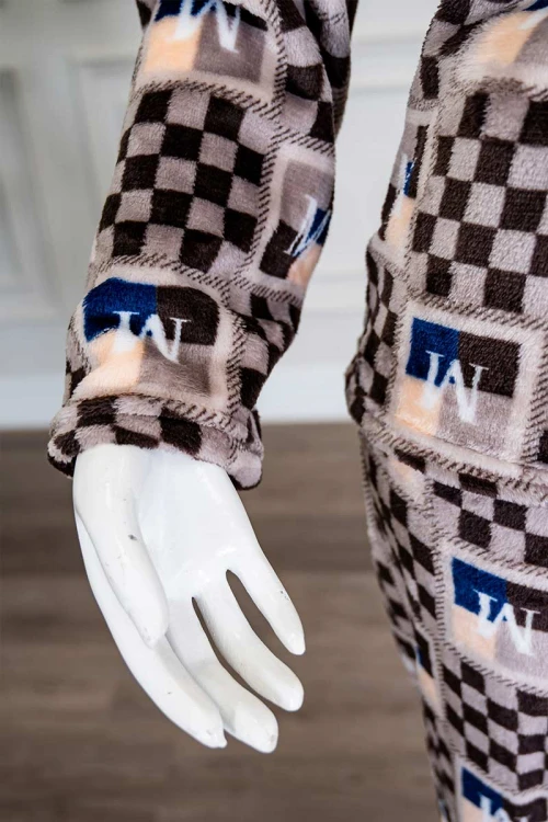 بيجاما-نسائية-شتوية-قطعتين-لون-بني-مزينة-بحروف-و-ألوان-متداخلة