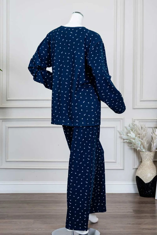 بيجاما-نسائية-شتوية-قطعتين-لون-كحلي-مزينة-بزهور-باللون-الأبيض-ياقة-دائرية-