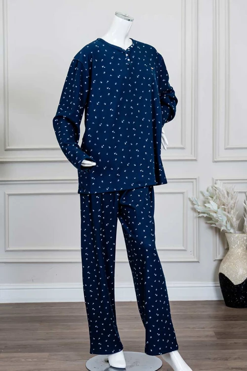 بيجاما-نسائية-شتوية-قطعتين-لون-كحلي-مزينة-بزهور-باللون-الأبيض-ياقة-دائرية-