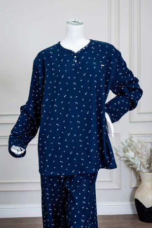 بيجاما نسائية شتوية قطعتين لون كحلي مزينة بزهور باللون الأبيض ياقة دائرية و أزرار من الأمام و بأكمام طويلة مع بنطلون طويل