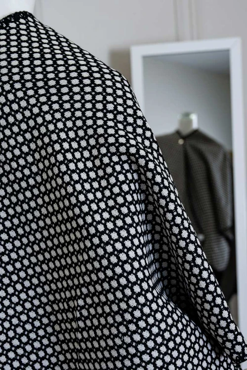 شال شتوي نسائي لون أبيض مزين بخيوط باللون الأسود