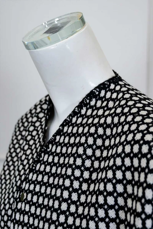 شال شتوي نسائي لون أبيض مزين بخيوط باللون الأسود