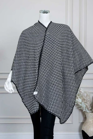 شال شتوي نسائي لون أبيض مزين بخيوط باللون الأسود