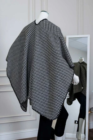 شال شتوي نسائي لون أبيض مزين بخيوط باللون الأسود